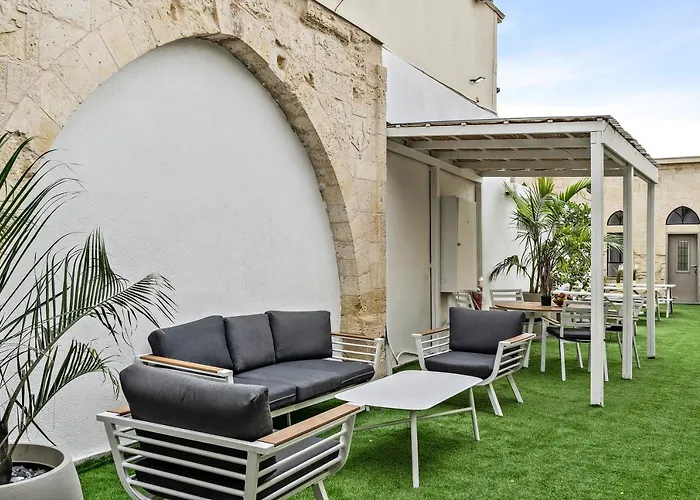 Old City Boutique - By La Finca Hotels- חוויית אירוח יוקרתית, חניה בחינם וקרבה לשדרת הקולינריה של העיר