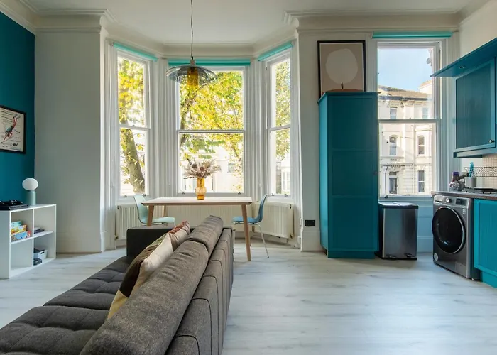 Central 2Br Modern Apartment 5Mins To Train Station