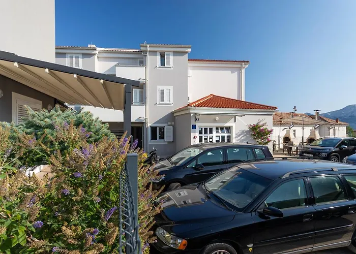 Apartments Crnekovic Tomislava 8A