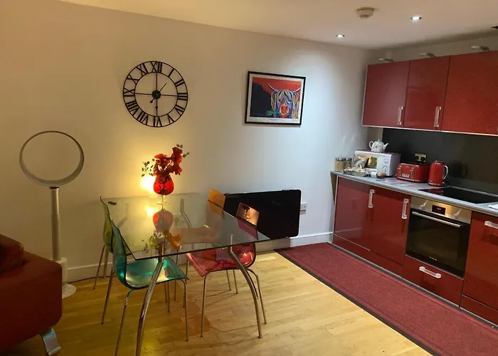 Stunning Spacious City Apartment With Free Parking