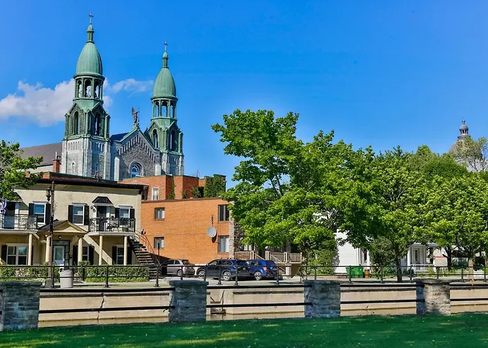 Comfortable 2-Bedroom Apartment - Free And Plentiful Parking - 10 Minutes To Airport And 15 Minutes To Downtown Montreal - Near Popular Waterfront Restaurants - Located In Beautiful Lachine