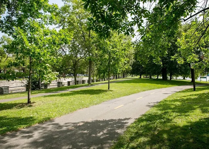 Comfortable 2-Bedroom Apartment - Free And Plentiful Parking - 10 Minutes To Airport And 15 Minutes To Downtown Montreal - Near Popular Waterfront Restaurants - Located In Beautiful Lachine