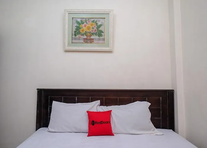 RedDoorz at Hotel Rich Parepare near Pantai Mattirotasi
