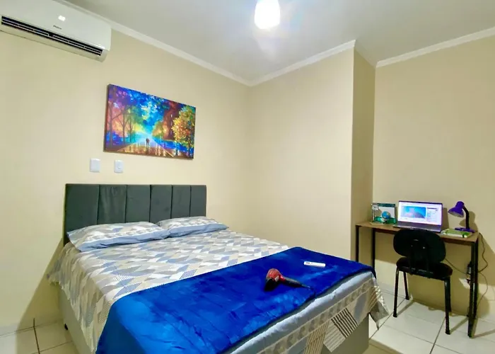 Apto espaçoso no Centro, térreo com 2 Quartos de Casal ArCond WiFi 500megas HomeOfice Cozinha e Garagem