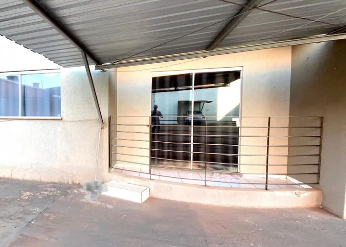 Apto espaçoso no Centro, térreo com 2 Quartos de Casal ArCond WiFi 500megas HomeOfice Cozinha e Garagem