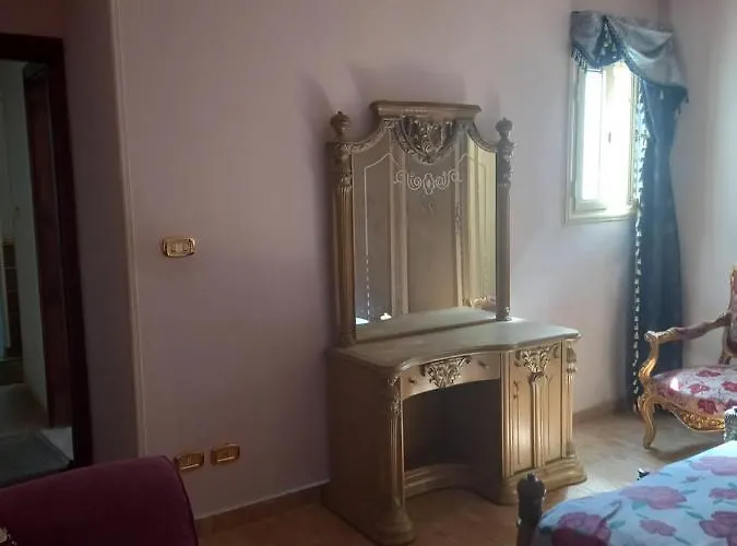 شقه كاملة الفرش بعماره حديثه و حى هادئ به جميع الخدمات