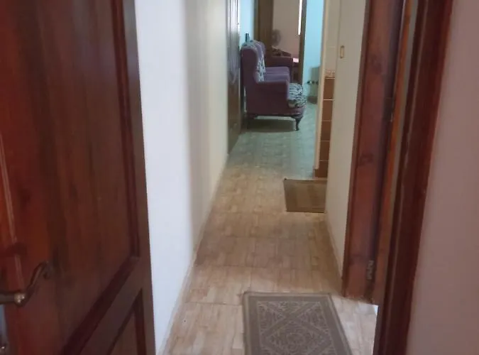شقه كاملة الفرش بعماره حديثه و حى هادئ به جميع الخدمات