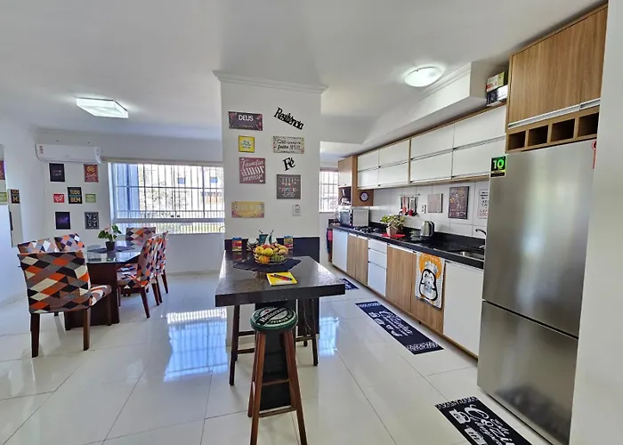 Apartamento centralizado à poucas quadras do mar.