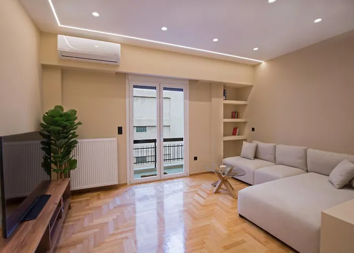 Urban Spacious Apartment Near Kallimarmaron