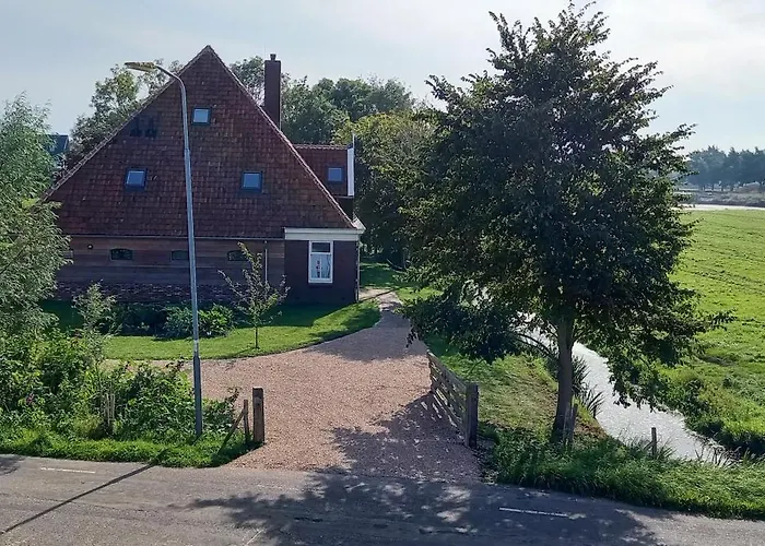 Aan De Dijk