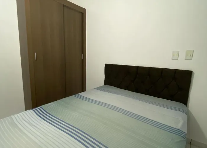 Apto charmoso no Parque dos IPES 2 Quartos casal ArCond WiFi 400M Home Office Garagem em Dourados