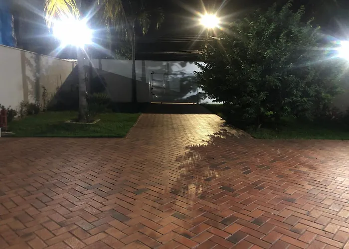 Suíte com janela para o jardim