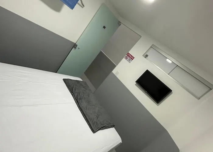 Quarto privativo com banheiro compartilhado em Pousada recém construída,a 500mts do pátio do forró