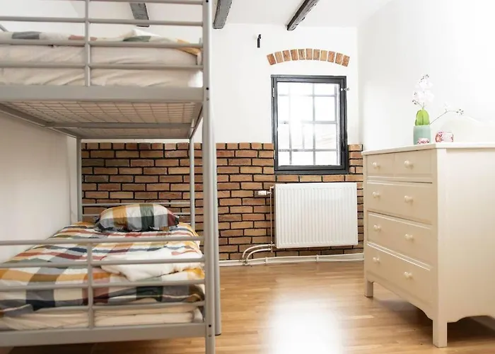 Historical Malt Factory Apartment, 6 Bedrooms, Sleeps 16 , Hot Tub