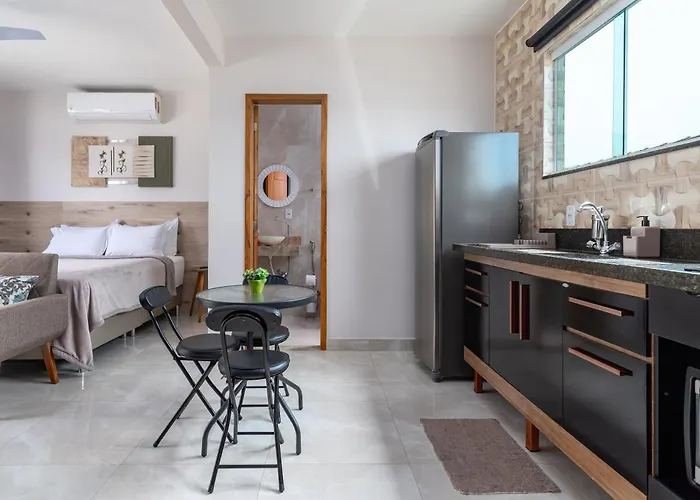Studio completo com ar, garagem e varanda espaçosa em Itaipuaçu - Ideal para 3 pessoas