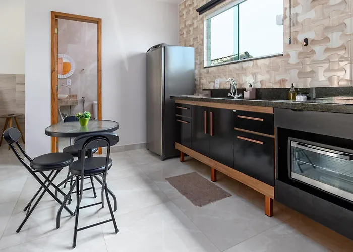 Studio completo com ar, garagem e varanda espaçosa em Itaipuaçu - Ideal para 3 pessoas