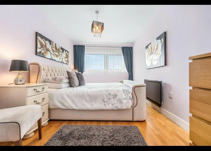 Stunning Spacious City Apartment With Free Parking