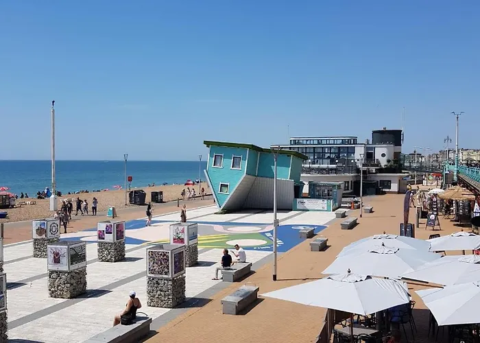 Seafront Sanctuary Beautiful Art Deco Apartment With Stunning City & Sea Views
