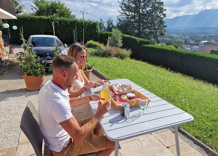 Studio Bellevue indépendant piscine parking terrasse proche centre Annecy