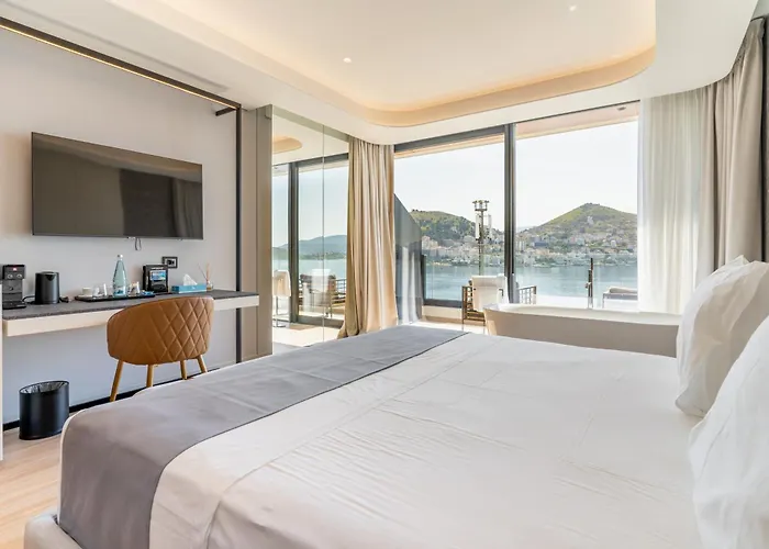 Yacht Premium Hotel