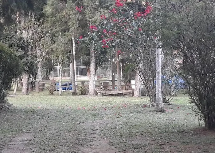 Casa de campo agradável com piscina, parquinho, lago, riacho, quadra, sinuca e mais!