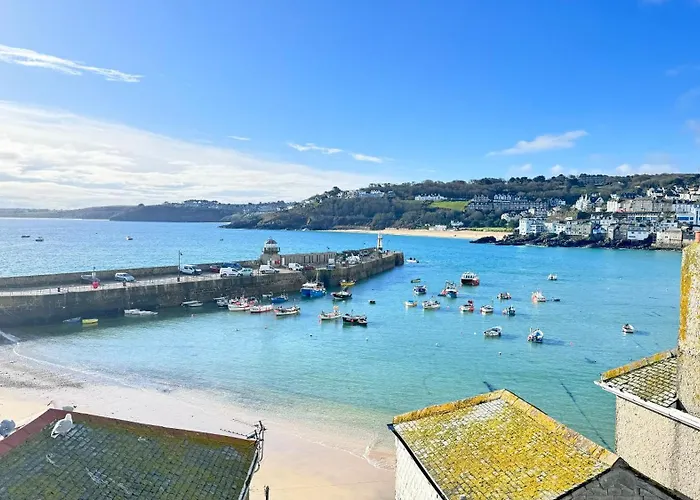 Smugglers Hide Cottage And Separate But Connecting Smugglers Cabin - - In A Beautifully Renovated Fishermans Cottage - - Harbour Views - - Beach Only 10 Metres - - Renovation Awards Winner - - Book Both For An Even Larger Property - - Book Today!!