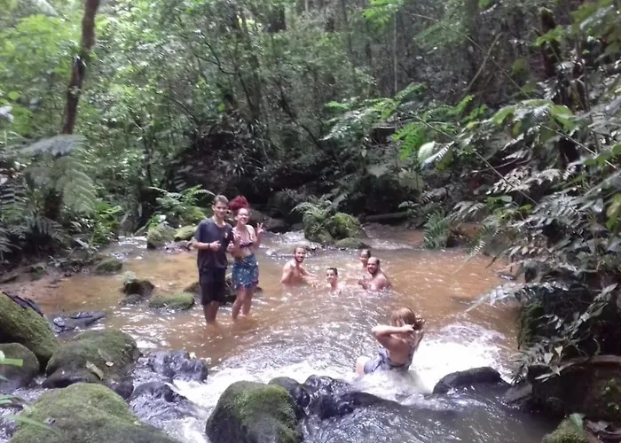 Casa de campo agradável com piscina, parquinho, lago, riacho, quadra, sinuca e mais!