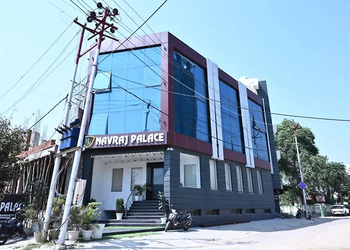 Hotel Navraj Palace Lucknow