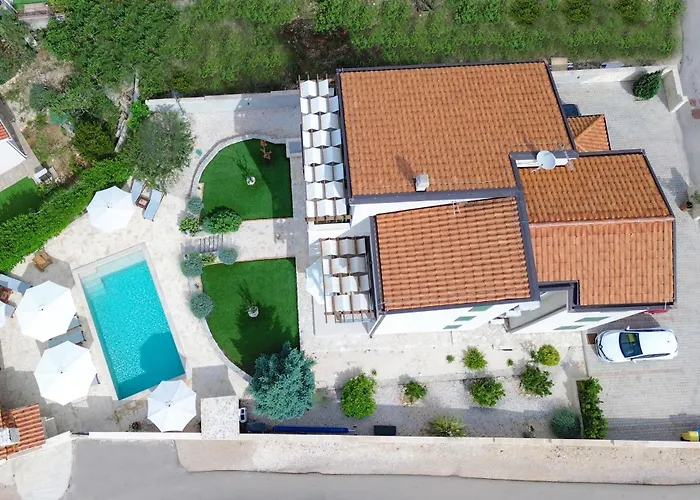 Laura Apartments