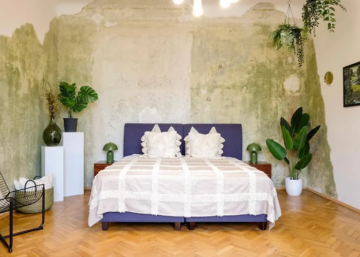 Historic City Center Boutique Apartment 3 - Free Parking - Schlossberg View - By Casa Momo