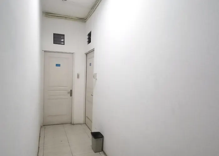 Reddoorz Syariah Near Rs Siti Khodijah Sepanjang