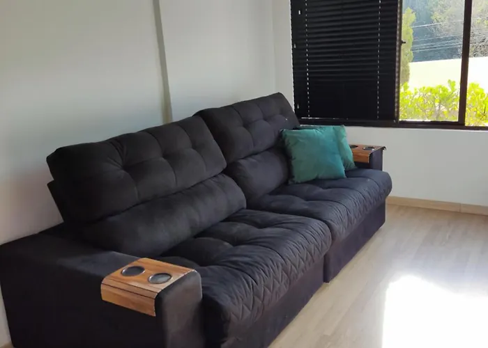 Apartamento mobiliado com ar condicionado em um quarto