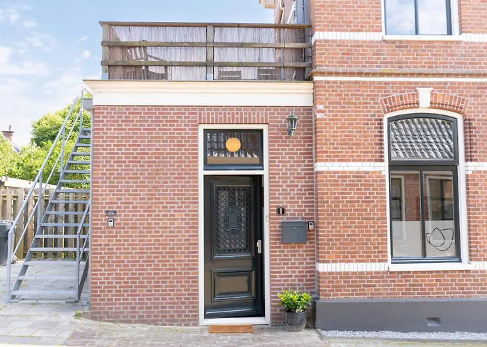 Sfeervol Verblijf In Oude Gemeentehuis Eenrum.