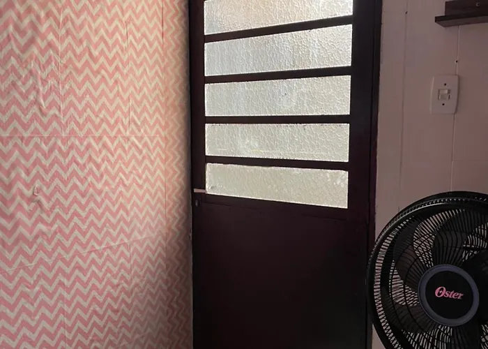 Quarto rosa em frente moradia unicamp