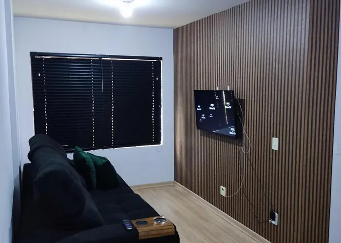Apartamento mobiliado com ar condicionado em um quarto