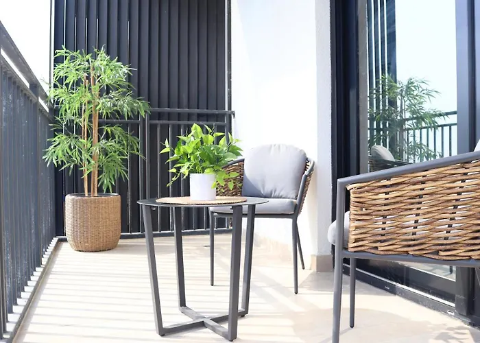 1Br Yas Island - Chic Stay With Pool & Gym