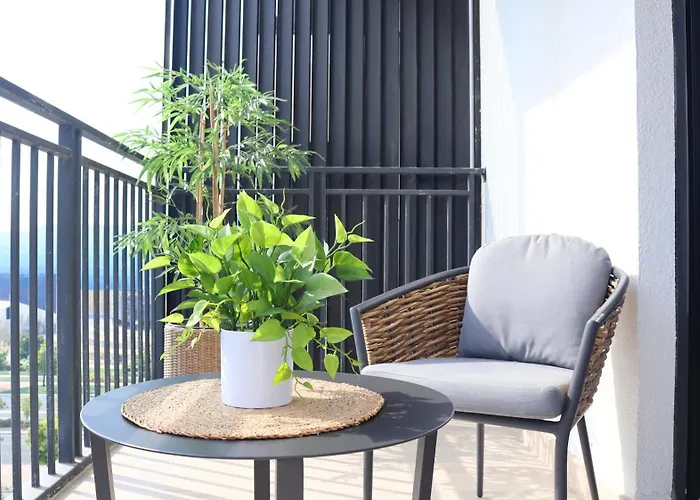 1Br Yas Island - Chic Stay With Pool & Gym