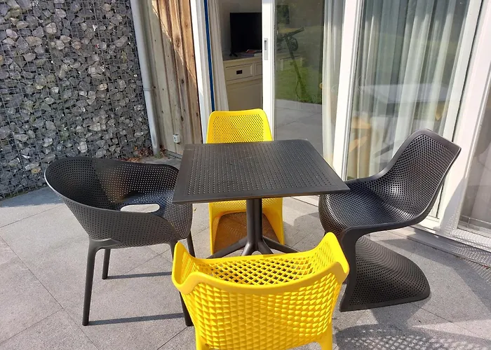 AMELAND-Appartementen  't STRANDHUYS en DE VUURTOREN, Verwarmd ZWEMBAD, eigen KEUKEN, Zonnig TERRAS nabij DORP, DUINEN en STRAND