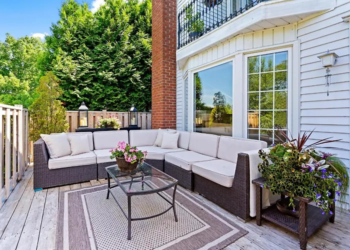 Hummingbird Haven Bed & Breakfast Luxury Suite With Terrace & Seasonal Lake Views Located In Historic Old Town Niagara-On-The-Lake