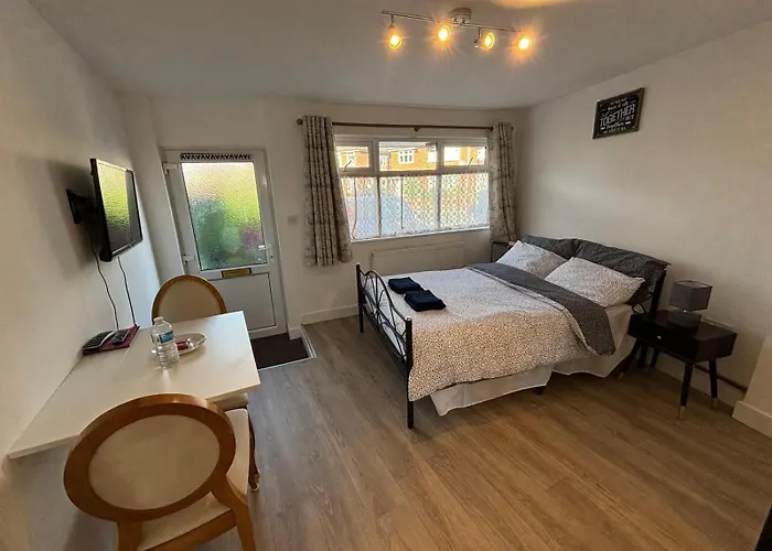 Modern & Cozy Gem - 10Min To City Center - Parking