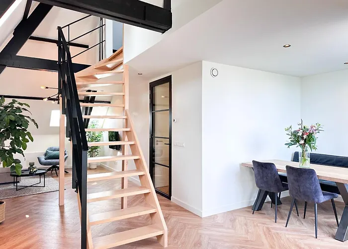 Cooth'S Grand Loft With Church View