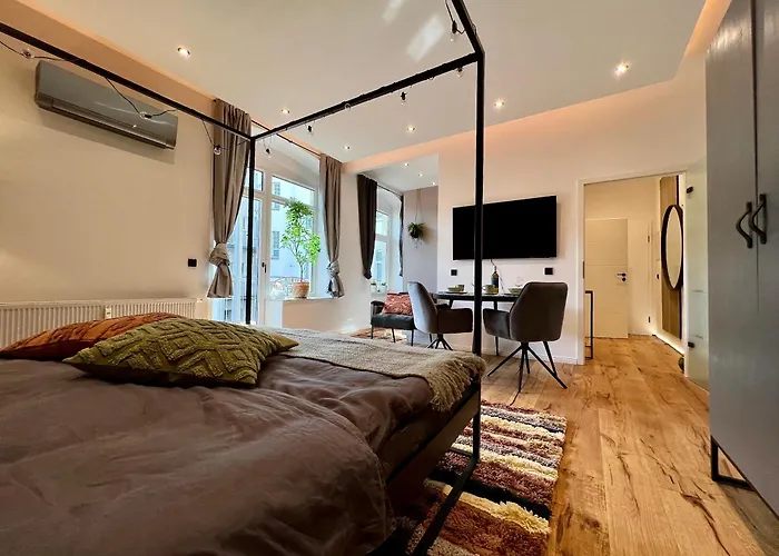 Edler Wohnraum Studio Im Zentrum Mit Himmelbett, Balkon, Miele-Kaffeevollautomat, Klima, Parkplatz & Wlan 201 Mbps