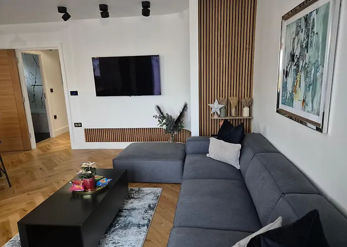 Newly Renovated Flat With Parking Space