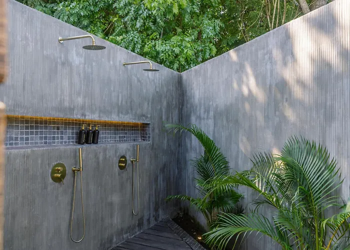 Ria Uluwatu, Tropical Chic Hotel
