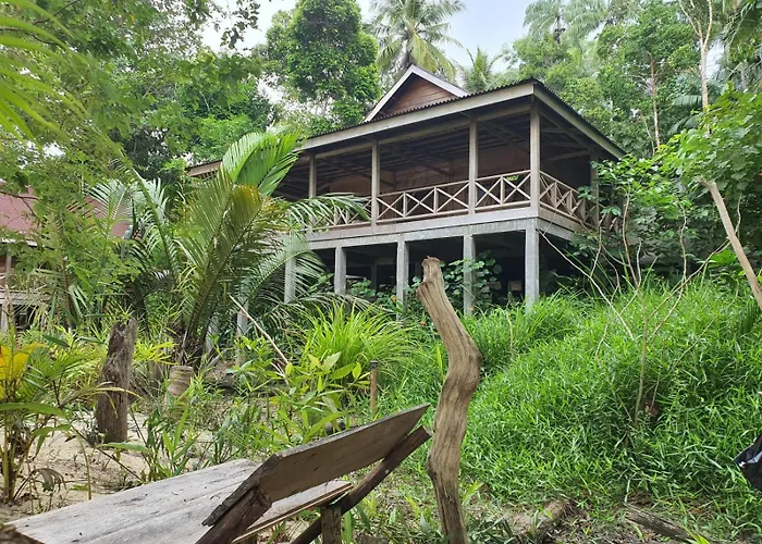 Sunset Surfing Villas Mentawai