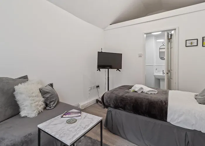 Studio Cottage With Shared Garden - 3Min To Bus Stop