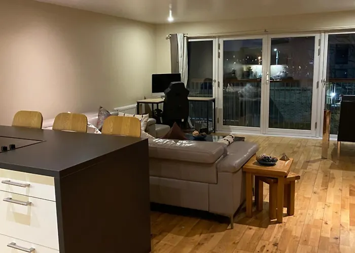 City Centre 2 Bedroom Apartment, Secure Parking.