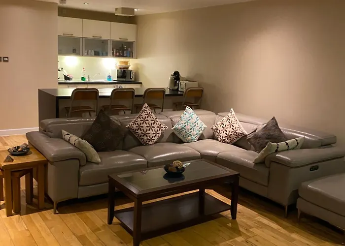 City Centre 2 Bedroom Apartment, Secure Parking.