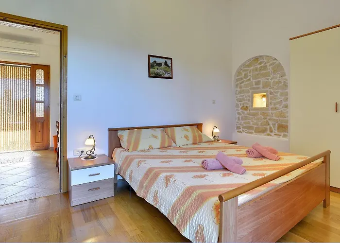 1 Bedroom Beach Front Apartment In Rakalj