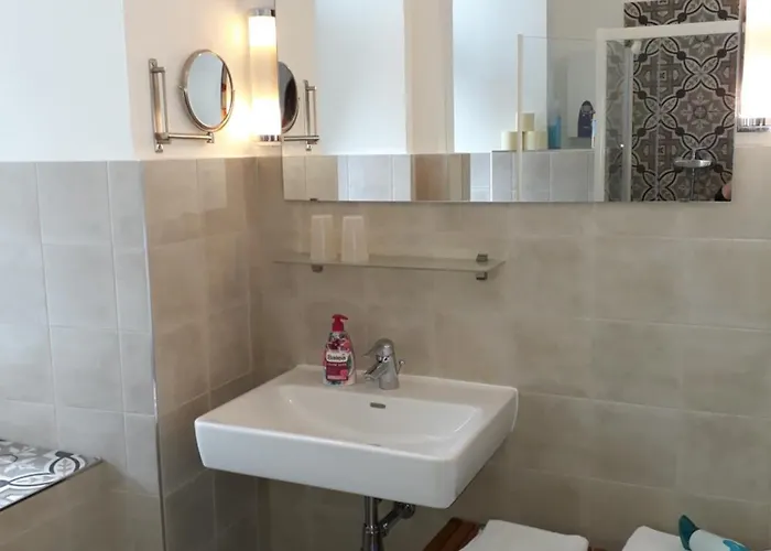 Kristall, Doppelzimmer im Zentrum, Balkon, Nähe Bahnhof und Therme